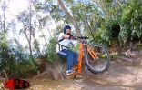 À La Réunion, les amateurs de vélo tout-terrain disposent d'un terrain de jeu exceptionnel. Avec son relief accidenté, l'Île propose une bonne dizaine de parcours différents