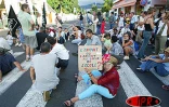 Vendredi 16 mai 2003 - Des grévistes de l'Éducation nationale ont manifesté devant le siège du service académique d'information et d'orientation à Saint-Denis