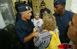 Vendredi 16 mai 2003 - Des grévistes de l'Éducation nationale ont manifesté devant le siège du service académique d'information et d'orientation à Saint-Denis