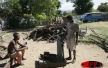 Pesée du fer chez un collecteur du village de Ramena. Le matériau sera ensuite transporté en camion jusqu'au port de Diégo Suarez