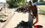 Pesée du fer chez un collecteur du village de Ramena. Le &quot;casseur&quot; reçoit 300 FMG (5 centimes d'euro) par kilo de matériau