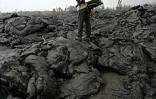 Lundi 30 août 2004 - 

Thomas Staudacher de l'observatoire volcanologique, et Nicolas Villeneuve de l'université de La Réunion effectuent des prélèvements dans la lave
