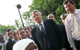 Dimanche 26 février 2006 -

Dominique de Villepin, Premier ministre, et Xavier Bertrand, ministre de la Santé, ont assisté à une opération de démoustication à Bras Panon (Est)