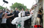 Dimanche 26 février 2006 -

Dominique de Villepin, Premier ministre, et Xavier Bertrand, ministre de la Santé, ont assisté à une opération de démoustication à Bras Panon (Est)