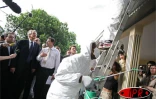 Dimanche 26 février 2006 -

Dominique de Villepin, Premier ministre, et Xavier Bertrand, ministre de la Santé, ont assisté à une opération de démoustication à Bras Panon (Est)