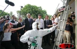 Dimanche 26 février 2006 -

Dominique de Villepin, Premier ministre, et Xavier Bertrand, ministre de la Santé, ont assisté à une opération de démoustication à Bras Panon (Est)