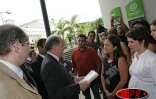 Jeudi 18 mai 2006 -

François Goulard, le ministre délégué à l'Enseignement supérieur et à la Recherche s'est rendu à l'Université de la Réunion où il a rencontré les acteurs de la faculté des Sciences