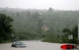 Vendredi 4 mars 2005
Un automobiliste est tombé en panne à Saint-Paul en essayant de traverser la voie cannière submergée