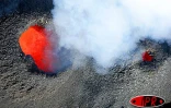 Lundi 10 mai 2004 - 

La lave jaillit de deux bouches éruptives