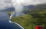 Mercredi 25 août 2004 - 

La lave du Piton de la Fournaise se jette dans la l'Océan indien
