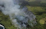 Mercredi 25 août 2004 - 

La lave du Piton de la Fournaise se jette dans la l'Océan indien