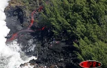 Mercredi 25 août 2004 - 

La lave du Piton de la Fournaise se jette dans la l'Océan indien