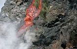 Mercredi 25 août 2004 - 

La lave du Piton de la Fournaise se jette dans la l'Océan indien