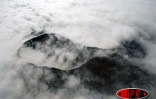 Jeudi 20 juillet 2006 - 

En éruption depuis 4 heures 10, le piton de la Fournaise est noyé dans les nuages - 
Photo Hervé Douris