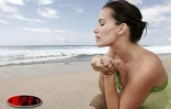 Vendredi 2 décembre 2005 

La comédienne Zoé Félix assiste au premier festival du film de La Réunion