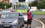 Contre la réforme des retraites, distribution de tracts dans la zone industrielle du Chaudron