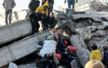 Des secouristes viennent en aide à un survivant sorti des décombres d'un bâtiment détruit de Kahramanmaras, en Turquie, le 7 février 2023 ( AFP / Adem ALTAN )