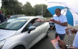 Distribution de tracts au rond-point de Gillot