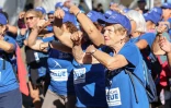 Saint-Denis : Une vague bleue humaine sur le front de mer