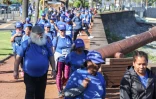 Saint-Denis : Une vague bleue humaine sur le front de mer