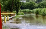 route inondée à Sainte-Suzanne, commune ango