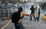 Pérou: violents heurts lors du grand rassemblement à Lima, la présidente appelle à une "trêve"