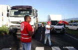Distribution de tracts sur le rond-point du boulevard Bank à Saint-Pierre