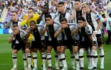 Mondial - Les Allemands se couvrent ostensiblement la bouche sur la photo d'avant-match