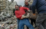 Un corps sorti des décombres d'un immeuble à Adana, sud-est de la Turquie, le 6 février 2023 après un séisme de magnitude 7.8 ( AFP / Can EROK )
