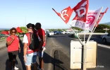Distribution de tracts sur le rond-point du boulevard Bank à Saint-Pierre