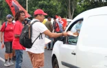 Distribution de tracts au rond-point de Gillot