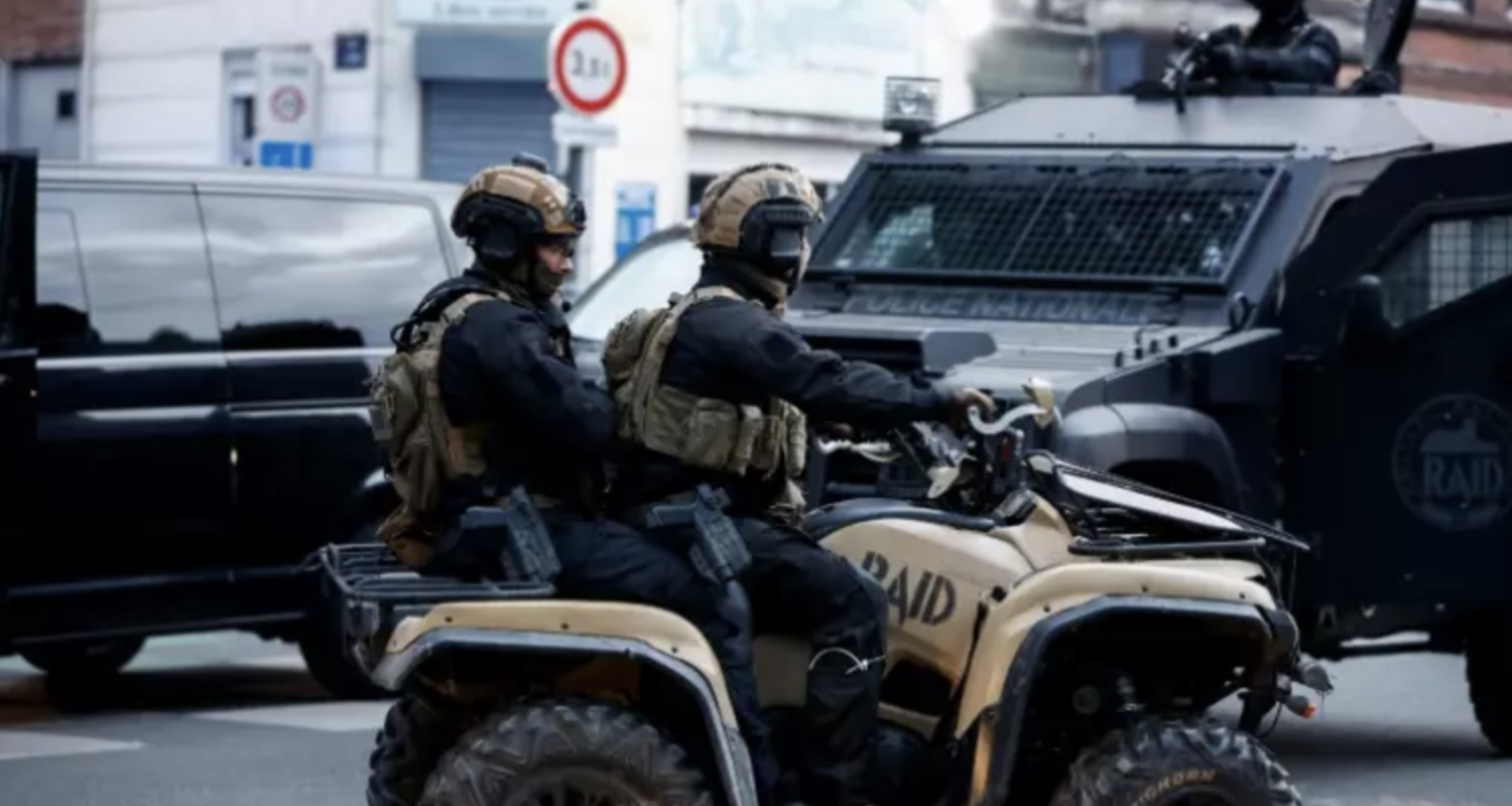 Une femme avec un pistolet à la main photo – Image gratuite de Gris sur  Unsplash, image size:1500x800