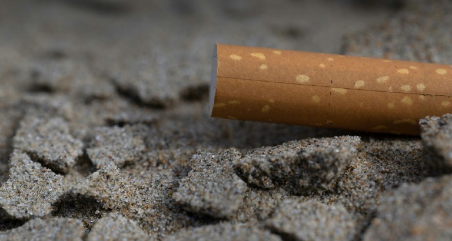 La cigarette bannie à la plage et au parc, mais pas en terrasse