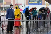 Des gens font la queue pour recevoir une aide alimentaire, le 24 avril 2020 à New York 