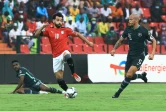 La star de l'Egypte Mohamed Salah est cernée par deux joueurs nigérians dans le match du groupe D de la CAN à Garoua, le 11 janvier 2022 