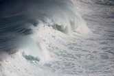 houle en bord de mer avec de grosses vagues