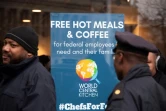 Des employés fédéraux privés de salaires font la queue devant un restaurant qui leur des repas, le 16 janvier 2019 à WAshington