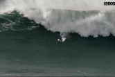 Emporté par une série de vagues gigantesques, un surfeur s'en sort de justesse