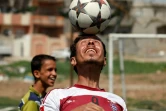 Un joueur de foot irakien portant le maillot du Bayern Munich tient le ballon en équilibre sur son front, avant un match à Mossoul, le 7 avril 2017