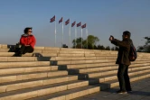 Des touristes chinois se prennent en photo dplace Kim Il Sung à Pyongyang, le 14 avril 2019 en Corée du Nord