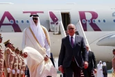 Le ministre irakien des Affaires étrangères Fouad Hussein (d) acccueille l'émir du Qatar cheikh Tamim ben Hamad Al-Thani à son arrivée à Bagdad avant le 34e sommet de la Ligue arabe, le 17 mai 2025