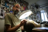 Jean Vogel, artisan perruquier dans l'atelier de perruques du Théâtre du Capitole, à Toulouse, dans le sud-ouest de la France, le 29 juin 2023