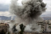 Un nuage de fumée s'élève au-dessus de la localité de Kafr Batna dans la Ghouta orientale après un bombardement du régime syrien, le 22 février 2018