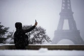 Des promeneurs sur l\'esplanade du Trocadéro recouverte de neige, face à la Tour Eiffel, le 6 février 2018 à Paris