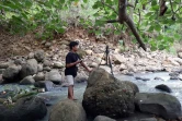 Le YouTubeur Siswanto enregistre une video, le 16 juin 2021 à Banyuwangi, en Indonésie
