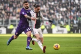 Le milieu de terrain de la Juventus le Français Adrien Rabiot (en blanc et noir) défend le ballon contre l'attaquant de la Fiorentina Patrick Cutrone lors du match entre les deux clubs au stade de la Juventus à Turin le 2 février 2020.
