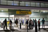 Des passagers attendent devant l'aéroport Napoléon Bonaparte d'Ajaccio, en Corse, le 3 octobre 2024