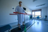 Un patient suit un programme de rééducation fonctionnelle dans un centre de soins d'Illkirch-Graffenstaden après avoir été gravement atteint par le coronavirus, le 14 avril 2020