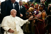 Le pape François offre des bonbons à un musicien lors d'une cérémonie de bienvenue à Port Moresby, en Papouasie-Nouvelle-Guinée, le 7 septembre 2024.