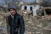 Un habitant devant une maison détruite dans une attaque russe, à Bachtanka, près de Mykolaïv, le 27 mars 2022 en Ukraine